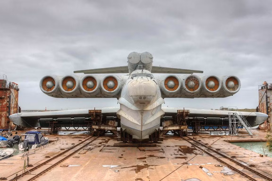 Ngoài ra đường bay thấp trên biển cũng có nhược điểm đáng kể. Bất kỳ sai lầm nhỏ nào trong quá trình lái đều có thể gây ra thảm họa. Điều này được thực tế chứng minh, có một số trường hợp các máy bay lai tàu đệm khí ở tốc độ tối đa đã lao xuống mặt nước, khiến cánh hoặc đuôi của chúng bị gãy.