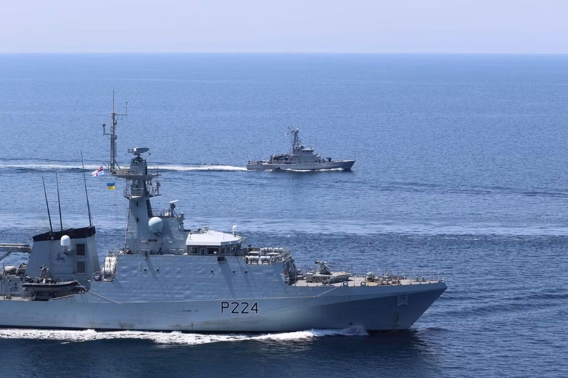 Tuy nhiên ngần ấy vũ khí là quá ít ỏi trước sự căng thẳng đang ngày càng nóng lên ở khu vực biển này. Với việc không có trang bị tên lửa, tàu tuần tra HMS Trient rõ ràng là sẽ vô dụng nếu chẳng may rơi vào một cuộc xung đột ở đây.