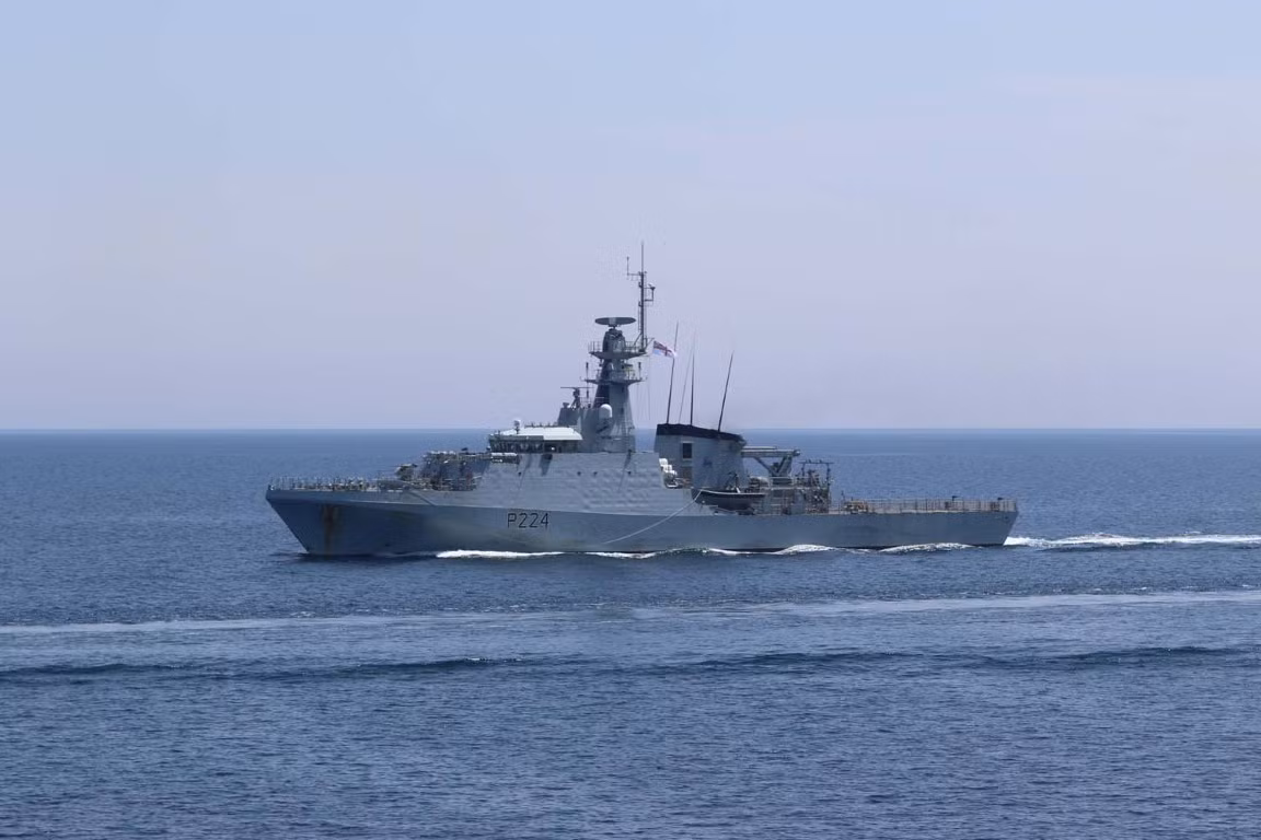 Mặc dù vậy, truyền thông Nga dường như đang chế diễu nỗ lực của Anh, khi khẳng định rằng với dàn vũ khí của tàu HMS Trent, nó sẽ không thể tự bảo vệ được mình, chứ chưa nói tới việc bảo vệ khu trục hạm của Anh.