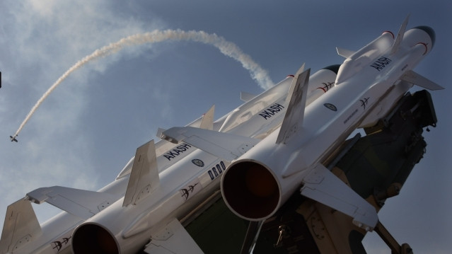 Hệ thống Akash được trang bị đạn tên lửa có chiều dài 578 cm, đường kính 35 cm, trọng lượng phóng 720 kg, mang đầu đạn nổ phá mảnh nặng 60 kg; tầm bắn lớn nhất của Akash đạt tới 30 km, trần bay 18 km, vận tốc tối đa Mach 2,5.