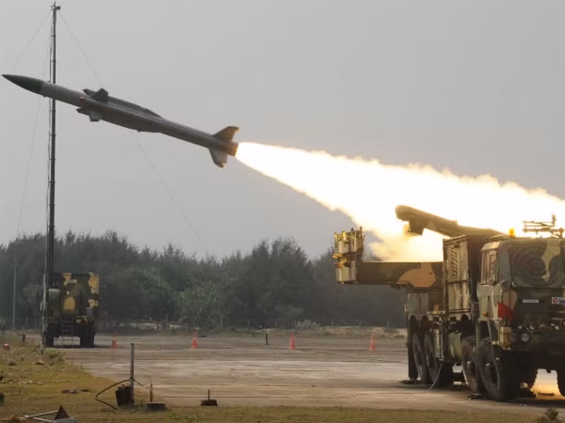 Cơ quan Nghiên cứu và Phát triển Quốc phòng Ấn Độ (DRDO) tiết lộ, hiện tại có nhiều khách hàng tại Trung Đông, châu Phi giành sự quan tâm đặc biệt đến hệ thống Akash, tuy nhiêu nhiều khả năng một quốc gia thân thiết với Ấn Độ tại Đông Nam Á sẽ trở thành khách hàng nước ngoài đầu tiên của hệ thống đánh chặn tối tân này.