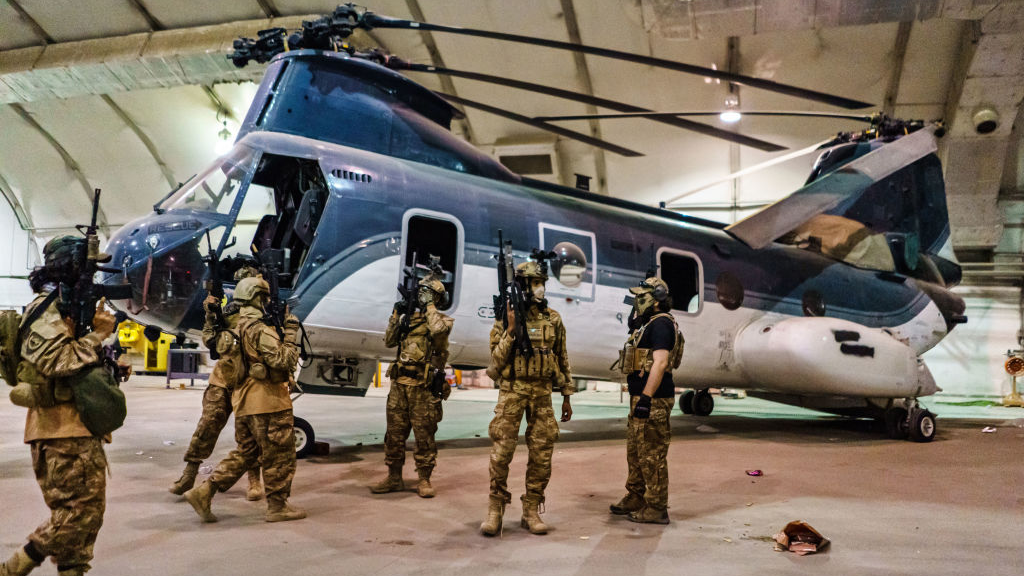 Ông Wallace lo lắng nhiều hơn về nguy cơ những vũ khí sẽ rơi vào tay "các nhóm lính đánh thuê đáng ngờ". Cụ thể, sẽ rất nguy hiểm nếu số thiết bị quân sự của NATO ở Afghanistan được chuyển giao cho công ty Wagner của Nga.