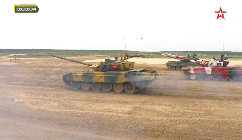 Ở 3 vòng chạy, xe tăng sẽ phải bắn 3 mục tiêu bằng pháo chính 125mm, 1 mục tiêu bằng súng máy phòng không 12,7mm và 1 mục tiêu súng máy đồng trục 7,62mm.