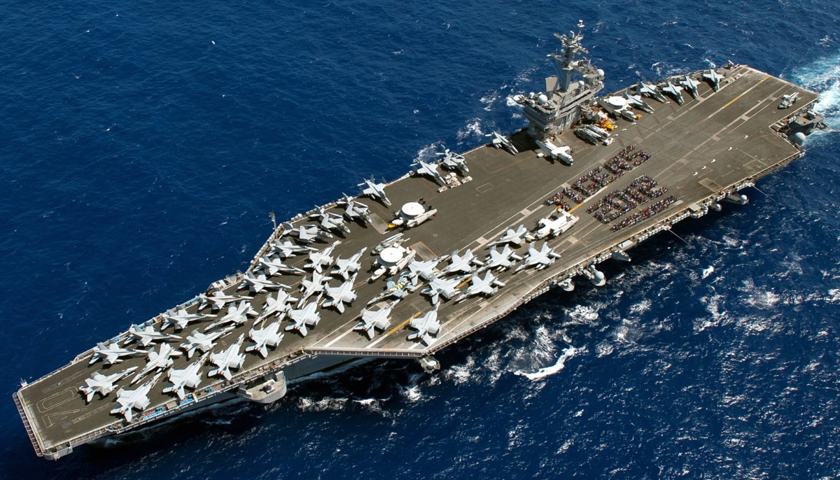 Tàu sân bay USS Carl Vinson của Mỹ được đóng theo lớp Nimitz, có độ giãn nước lên tới 100.000 tấn - tương đương với 2 tàu sân bay của Trung Quốc hiện tại là Sơn Đông và Liêu Ninh cộng lại.