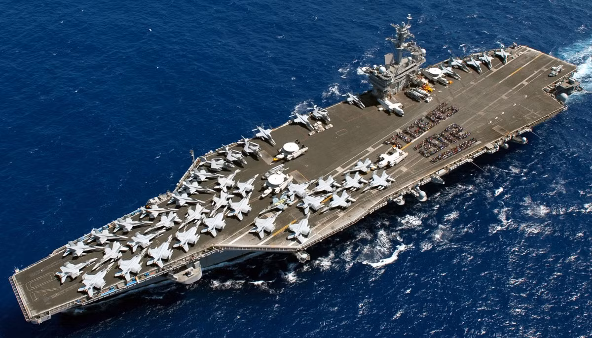 Tàu sân bay USS Carl Vinson của Mỹ được đóng theo lớp Nimitz, có độ giãn nước lên tới 100.000 tấn - tương đương với 2 tàu sân bay của Trung Quốc hiện tại là Sơn Đông và Liêu Ninh cộng lại.