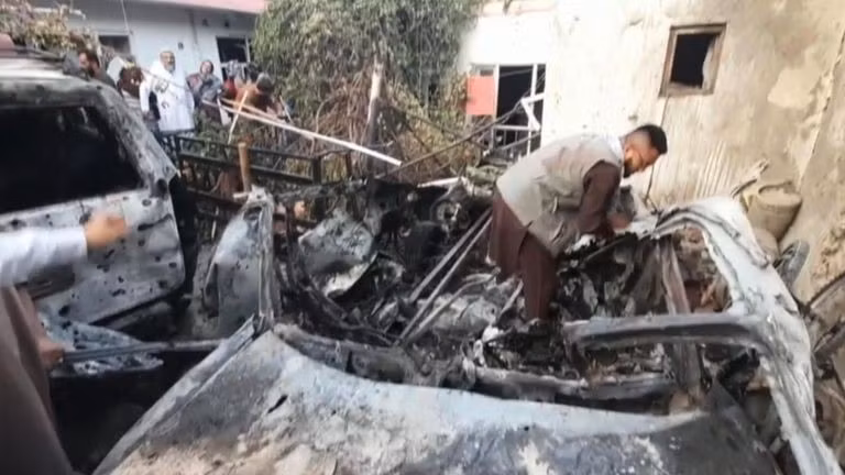 Ban đầu, quân đội Mỹ cho biết, mục tiêu của vụ không kích là các thành viên của tổ chức IS-K - những kẻ được cho là phải chịu trách nhiệm về vụ đánh bom làm hàng chục lính Mỹ thiệt mạng trước đó, xảy ra ở gần phi trường Kabul.