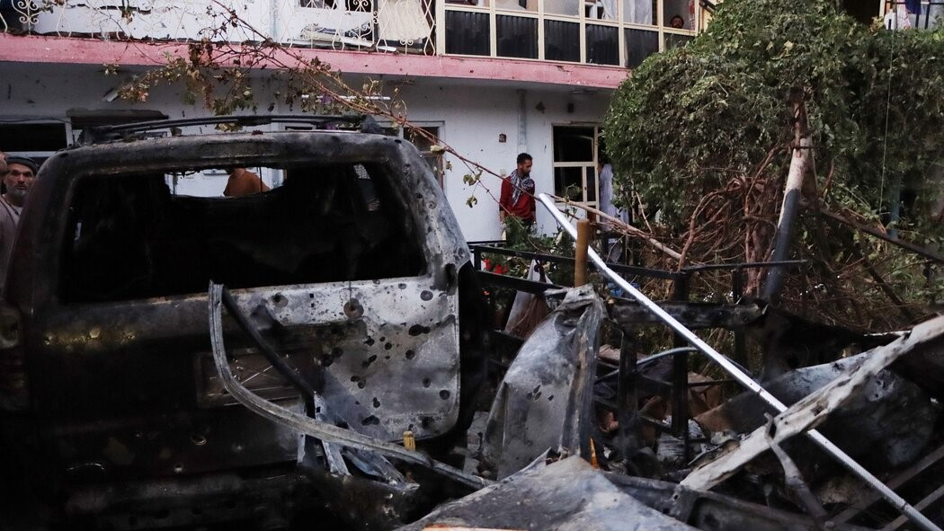 Theo đoạn video được tờ New York Times đăng tải, người chủ của chiếc xe xơi bị phá hủy trong vụ việc, được xác định là một người đàn ông tên Ahmadi. Khi vụ việc xảy ra, người này đang chất những can nước lớn lên xe hơi.