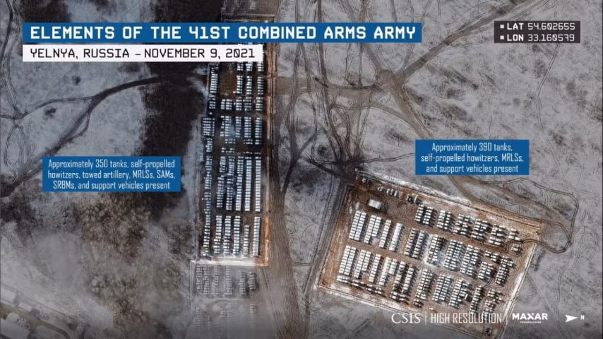 Trong những tấm ảnh vệ tinh được đăng tải, có thể nhận thấy một lượng rất lớn thiết bị quân sự, được đặt trong khuôn viên của doanh trại quân sự trong một thời gian rất ngắn.