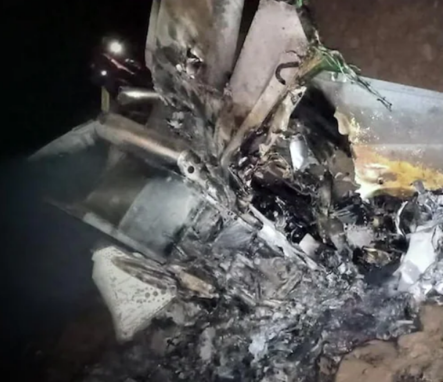 Truyền thông địa phương cho biết, vụ việc xảy ra vào khoảng 1 giờ sáng thứ sáu theo giờ địa phương. Địa điểm rơi máy bay được xác định là làng Langiana Khurd, thuộc Baghapurana.