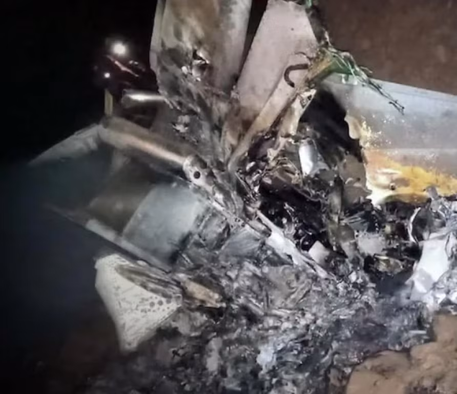 Truyền thông địa phương cho biết, vụ việc xảy ra vào khoảng 1 giờ sáng thứ sáu theo giờ địa phương. Địa điểm rơi máy bay được xác định là làng Langiana Khurd, thuộc Baghapurana.