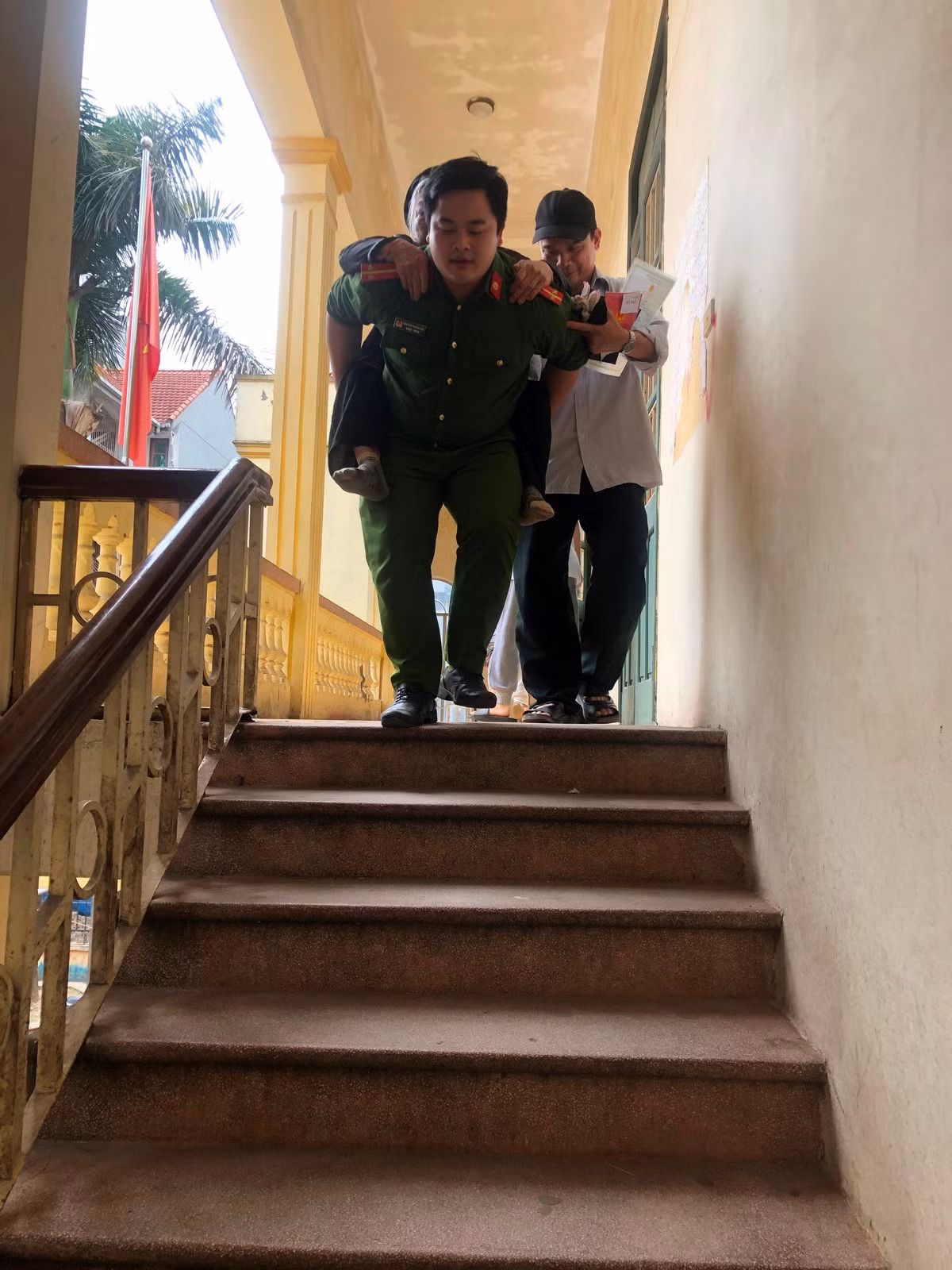 Thực hiện kế hoạch, mới đây, Đoàn thanh niên công an quận Bắc Từ Liêm (Hà Nội) đã phối hợp với Đoàn thanh niên 13 phường tổ chức ra quân tuyên truyền cấp căn cước công dân lưu động, tăng cường lực lượng phối hợp với Đội quản lý hành chính hỗ trợ hướng dẫn và làm thủ tục cấp căn cước công dân trên địa bàn. 