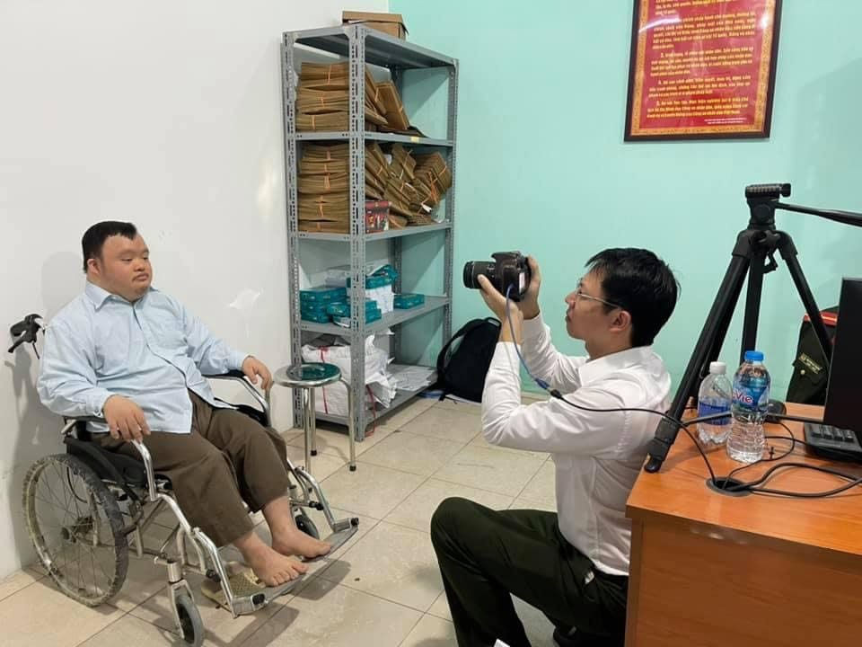 Các đoàn viên, thanh niên Công an quận Bắc Từ Liêm và các Công an phường trên địa bàn quận tận tình hướng dẫn, giúp đỡ người dân khi đến làm CCCD.