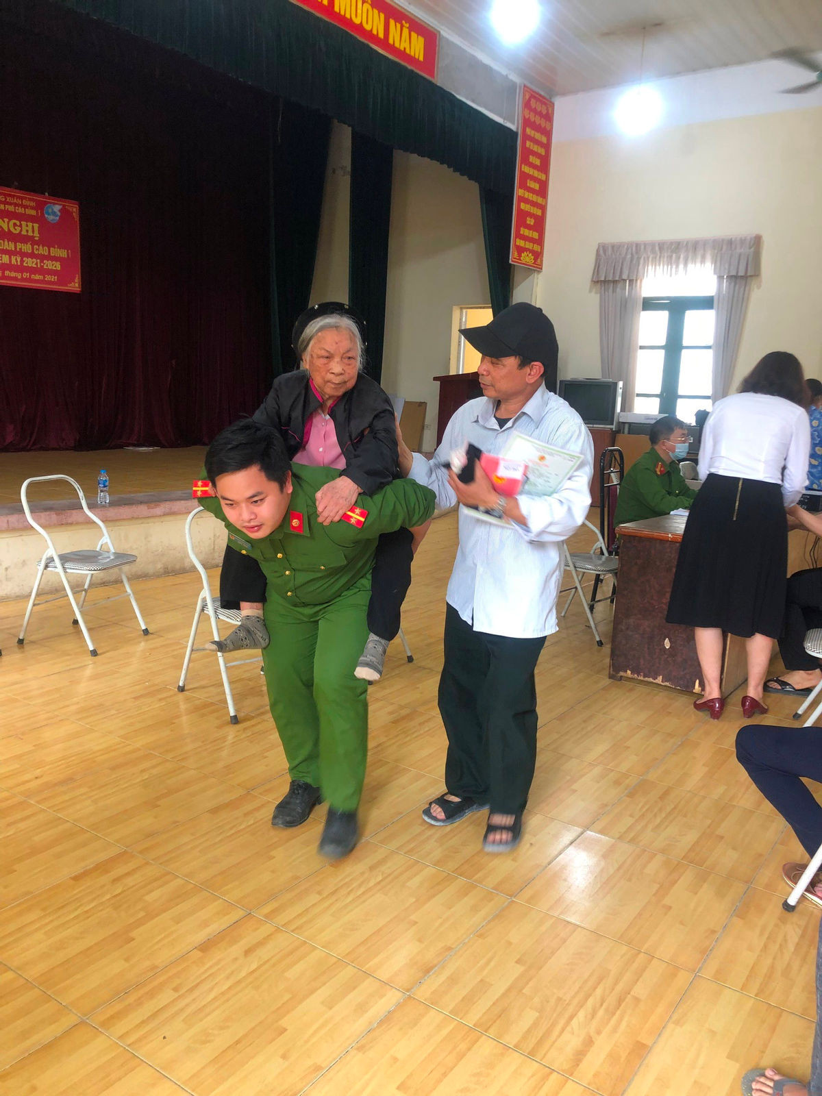 Đại diện công an quận Bắc Từ Liêm cho biết các biện pháp tuyên truyền được thực hiện trước và trong suốt thời gian diễn ra cấp CCCD lưu động tại các phường, mỗi ngày hai buổi: buổi sáng từ 7 giờ 30 đến 8 giờ 30, chiều từ 17 giờ 30 đến 18 giờ 30.