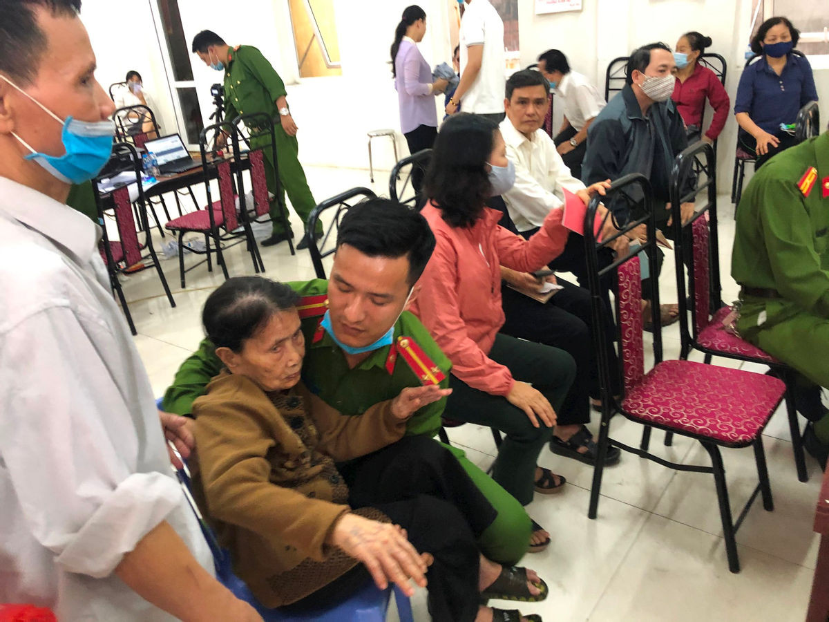 Chúng tôi đã ghi lại những hình ảnh đẹp về người chiến sĩ Công an, khi giúp đỡ những người dân, người già, người tàn tật đến làm căn cước công dân.