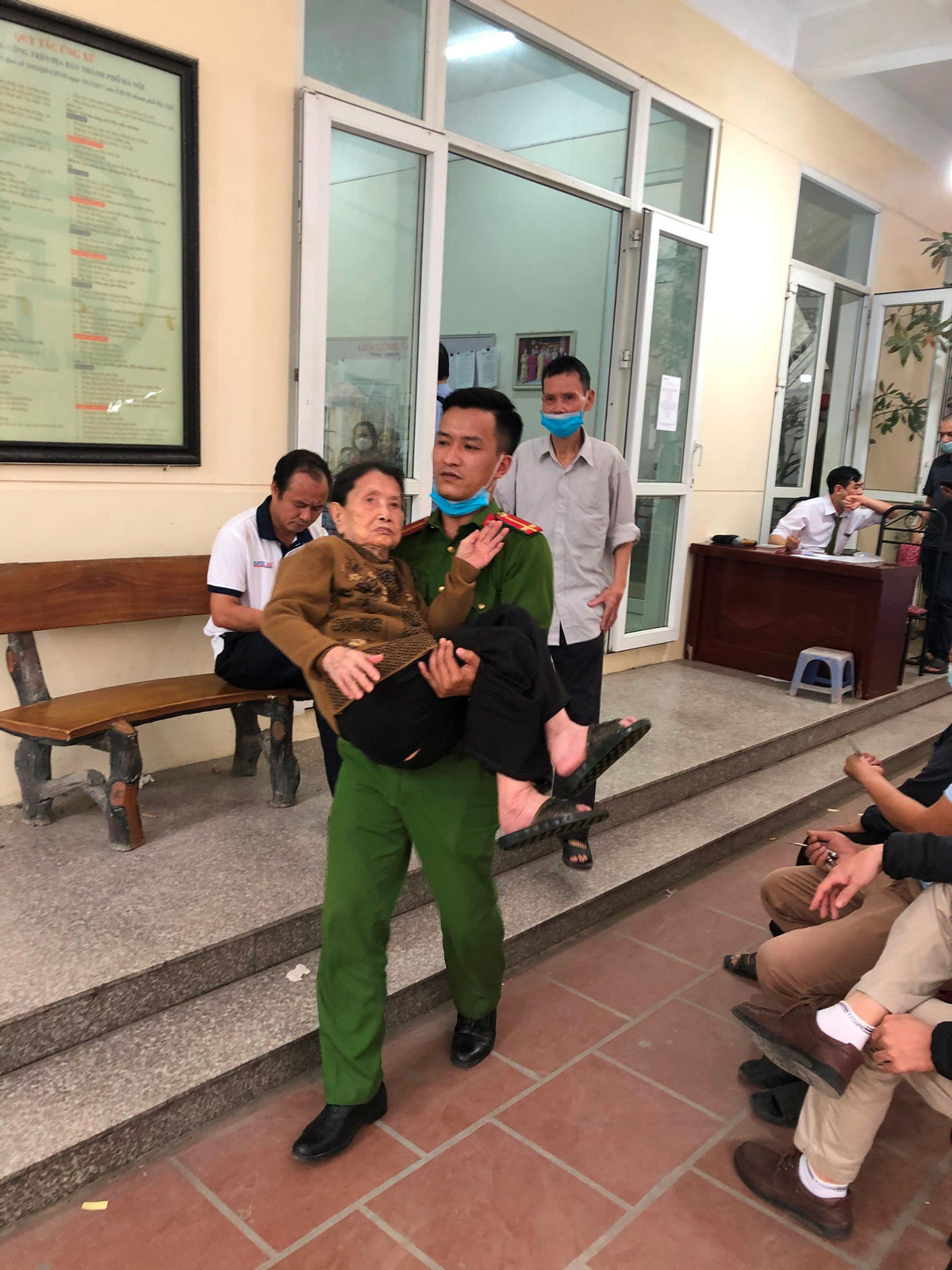 Tại địa điểm lưu động, đội hình hỗ trợ bố trí tối đa dây máy phục vụ người dân. Đoàn thanh niên Công an quận tăng cường thêm hơn 50 cán bộ chiến sĩ tham gia. Phía đoàn thanh niên quận bố trí hai đoàn viên theo mỗi dây máy nhằm hỗ trợ lực lượng chia làm 4 ca trực kéo dài từ 7 giờ 30 đến 22 giờ mỗi ngày.