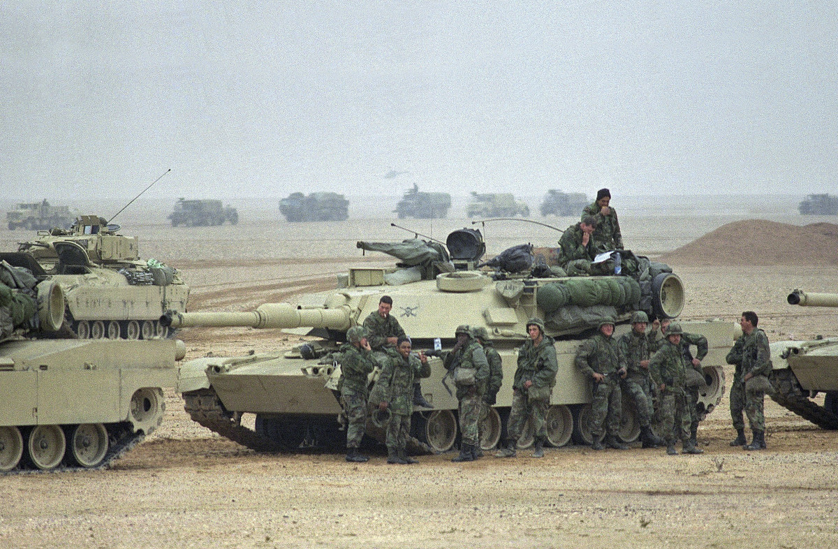 Ngoài ra, trọng lượng lớn kéo theo kích cỡ rất "khổng lồ" khiến chiếc xe tăng này dễ bị tấn công hơn. Nói một cách đơn giản, khi ở cùng một khoảng cách, xe tăng M1 Abrams sẽ là mục tiêu "ngon ăn" hơn so với các loại xe tăng Nga, đơn giản là do chúng to hơn, dễ bắn trúng hơn.