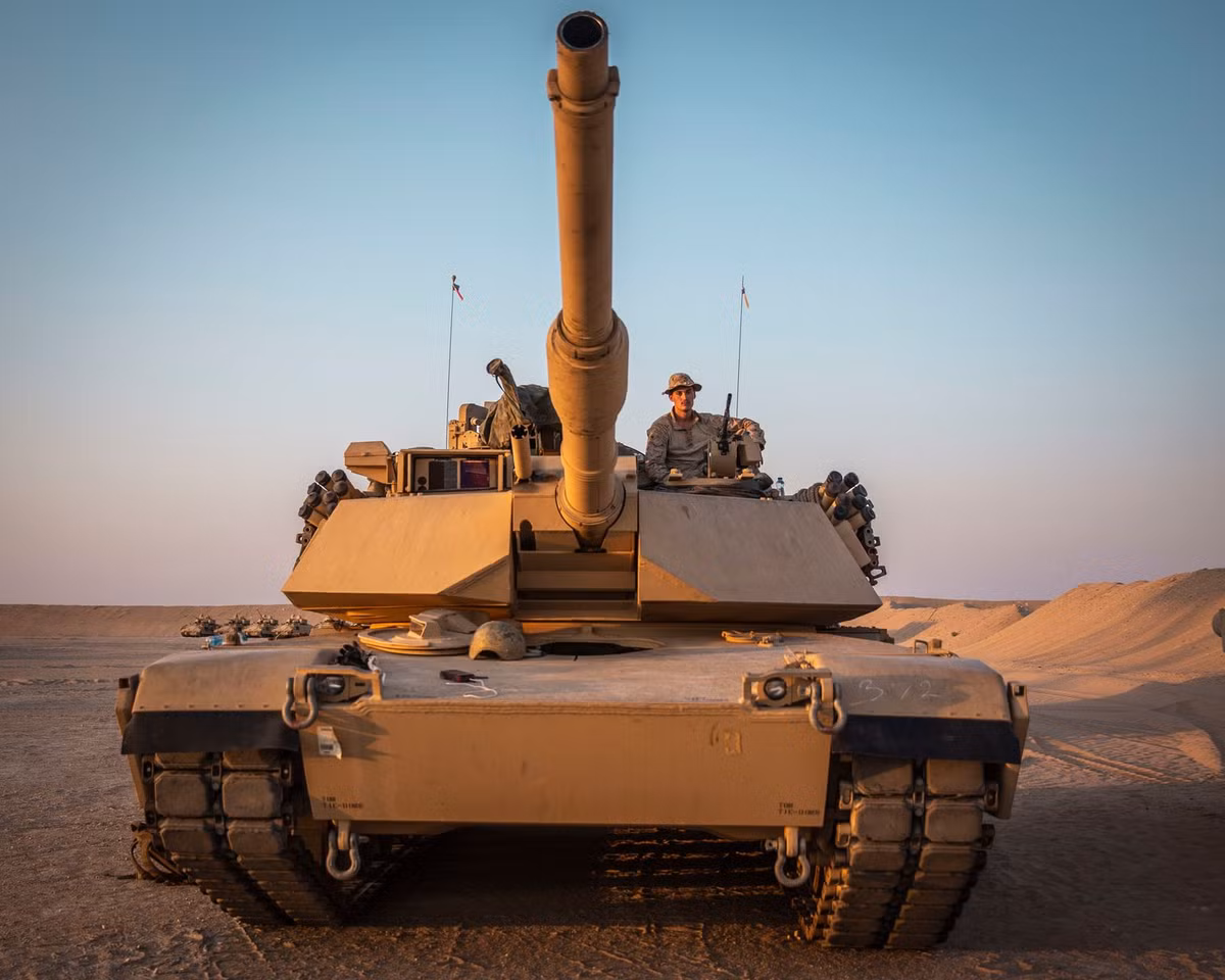 Khả năng tiêu tốn nhiên liệu khủng khiếp của M1 Abrams là do nó sử dụng động cơ tua-bin - cho phép động cơ của loại xe tăng này nhẹ hơn, nhỏ hơn dù công suất lớn hơn động cơ diesel cùng loại.