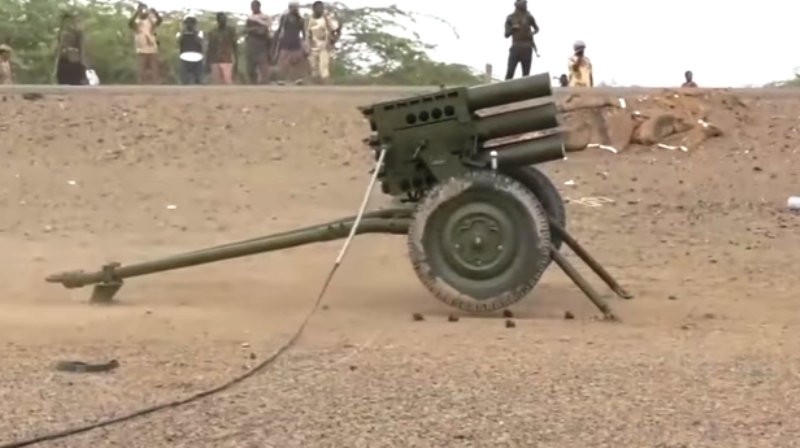 Loại pháo phản lực này có tổng cộng 12 ống phóng, mỗi ống có cỡ nòng 106,7mm, phóng ra được đầu đạn phản lực nặng 1,3 kg.