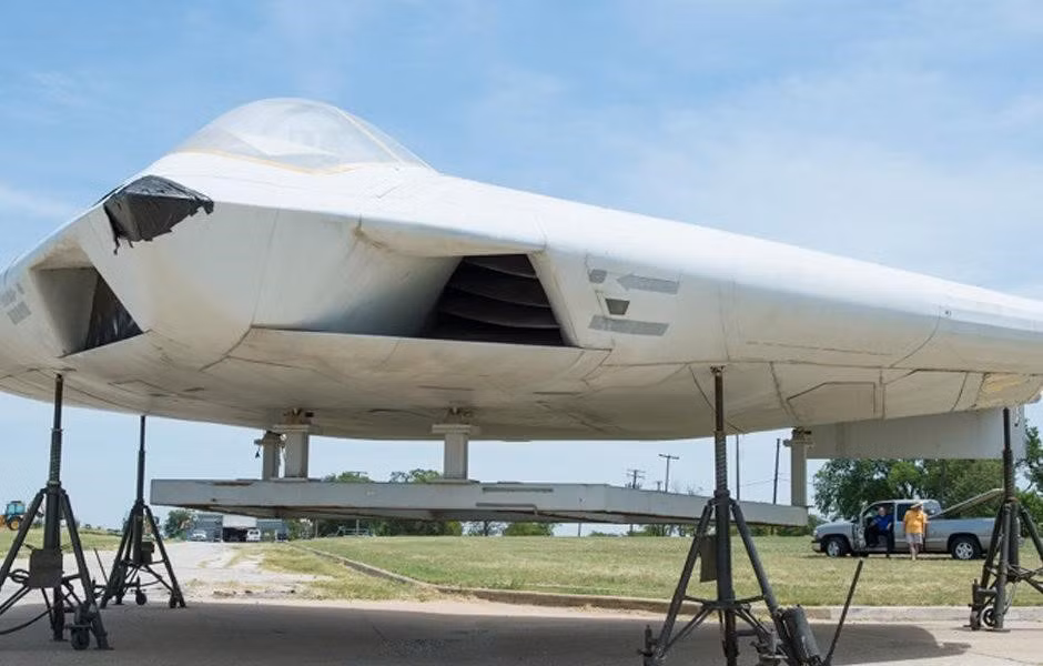 Theo thiết kế, máy bay cường kích tàng hình A-12 Avenger có thể mang tải trọng vũ khí lên tới 2,3 tấn bao gồm bom và tên lửa, với tầm hoạt động tối đa 1.500 km, tốc độ lớn nhất 930 km/h.