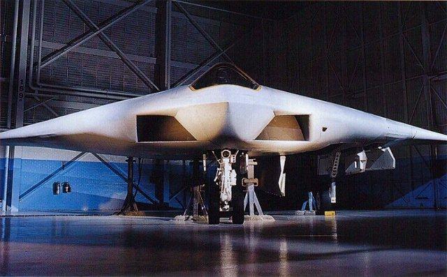 Trong quá khứ, Hải quân Mỹ từng xây dựng đề án chế tạo một máy bay ném bom tàng hình để triển khai trên tàu sân bay, phương tiện này sẽ có thiết kế kiểu "cánh bay" tương tự B-2 Spririt của Không quân.