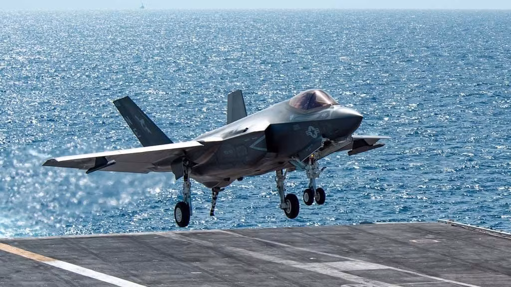 Hiện nay Hải quân và Thủy quân Lục chiến Mỹ đã có trong biên chế tiêm kích tàng hình F-35C và F-35B Lightning II, tuy nhiên xét về đặc tính kỹ chiết thuật, chúng chưa phảir là máy bay chuyên nhiệm vụ tấn công.