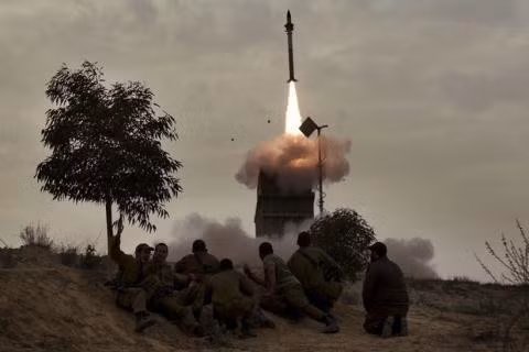 Một bệ phóng của tổ hợp Iron Dome có khả năng bám bắt, theo dõi và tiêu diệt đồng thời 12 mục tiêu. Mỗi khẩu đội Vòm sắt có 3 - 4 bệ phóng, mỗi bệ mang 20 tên lửa đánh chặn Tamir có giá thành 40.000 USD/quả.