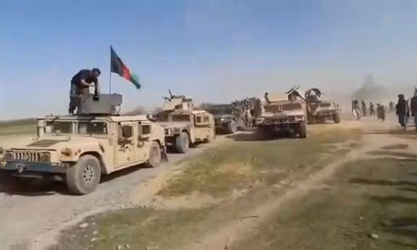 Theo thỏa thuận, những người lính Afghanistan này sẽ bọc hậu cho lính Mỹ rút trước, sau đó Washington sẽ điều vận tải cơ để sơ tán toàn bộ số binh sĩ này sau khi phá hủy hết các vũ khí của họ, và trước khi trao quyền kiểm soát sân bay cho Taliban.