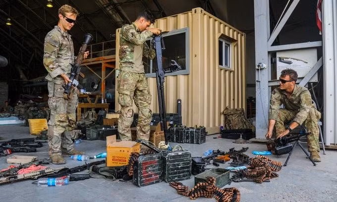 Ngoài số vũ khí ở đại sứ quán, quân đội Mỹ cũng phải tiêu hủy lượng lớn vũ khí tại sân bay Kabul. Tướng William Taylor, thành viên Hội đồng Tham mưu trưởng Liên quân Mỹ, cho biết các chỉ huy tại sân bay có quyền quyết định sẽ phá hủy những khí tài nào.