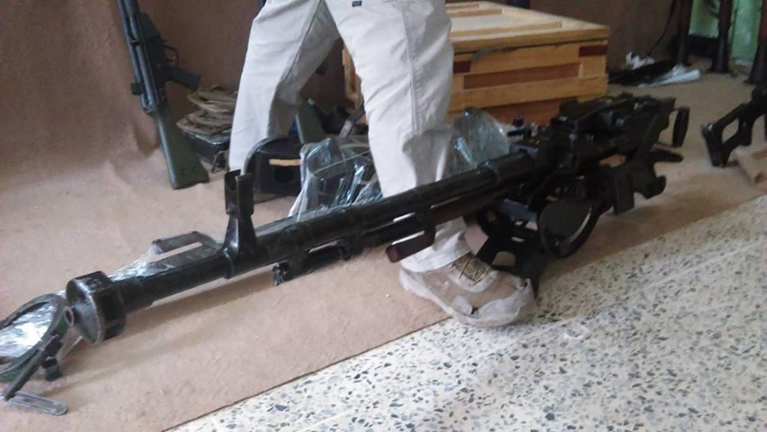 Bộ tư lệnh Trung tâm Mỹ (CENTCOM) hồi tuần trước cũng công bố hình ảnh lính Mỹ đang vô hiệu hóa hàng loạt vũ khí ở sân bay Kabul, gồm súng AK và M4, PKM và súng máy huyền thoại DShK cùng súng chống tăng RPG-7.