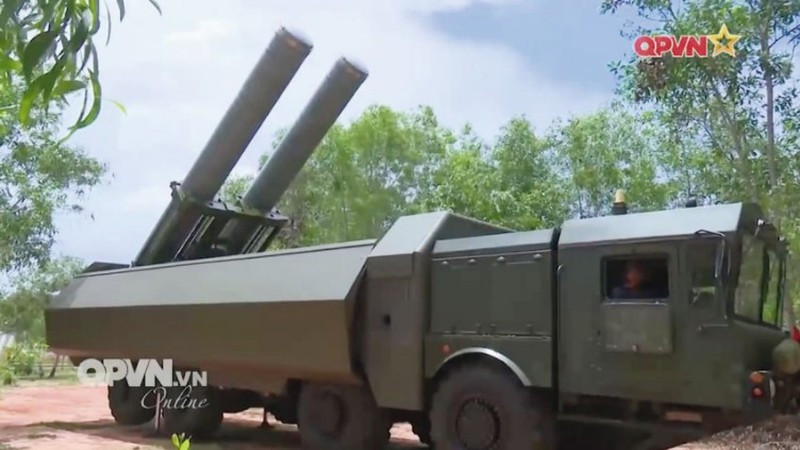 Tổ hợp này được Nga trang bị tên lửa chống hạm P-800 Yakhont, có khả năng tiêu diệt nhiều mục tiêu giá trị cao trên biển chỉ bằng một phát bắn duy nhất với tầm bắn lên tới 300 km. Nguồn ảnh: QPVN.