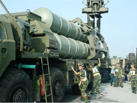 Tiếp theo, không thể không nhắc tới hệ thống tên lửa phòng không S-300PMU1 do tập đoàn Almaz-Antey của Nga phát triển. Nguồn ảnh: TL.