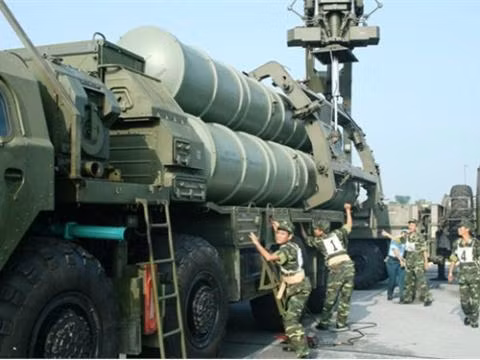 Tiếp theo, không thể không nhắc tới hệ thống tên lửa phòng không S-300PMU1 do tập đoàn Almaz-Antey của Nga phát triển. Nguồn ảnh: TL.