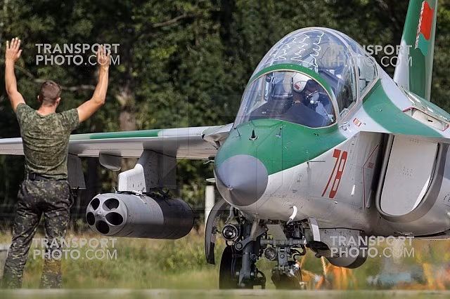 Máy bay huấn luyện phản lực Yak-130 cũng có khả năng tương thích với rất nhiều loại vũ khí, để phục vụ mô phỏng cho huấn luyện. Loại máy bay này có tổng cộng 6 giá treo vũ khí, tuy nhiên khi cần thiết có thể tăng thêm 2 giá nữa ở hai đầu cánh, tải trọng vũ khí tối đa 3 tấn.