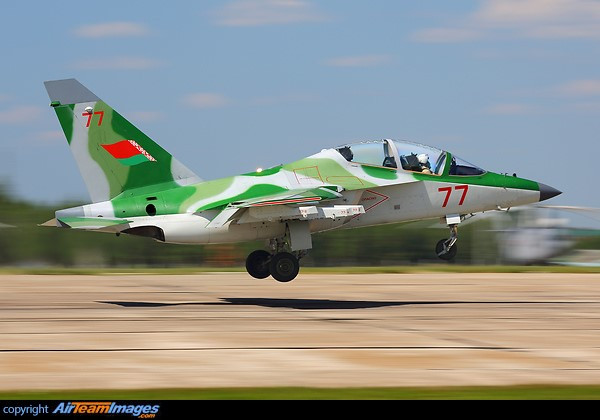 Cụ thể, khoang lái của máy bay có vòm che hoàn toàn bằng kính chống đạn, cả hai phi công đều được trang bị hệ thống nhìn đêm. Bên trong khoang lái còn có 3 màn hình tinh thể lỏng, kích thước 6x8 inch để hiện thị thông số kỹ thuật bay.