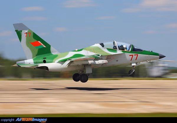 Cụ thể, khoang lái của máy bay có vòm che hoàn toàn bằng kính chống đạn, cả hai phi công đều được trang bị hệ thống nhìn đêm. Bên trong khoang lái còn có 3 màn hình tinh thể lỏng, kích thước 6x8 inch để hiện thị thông số kỹ thuật bay.