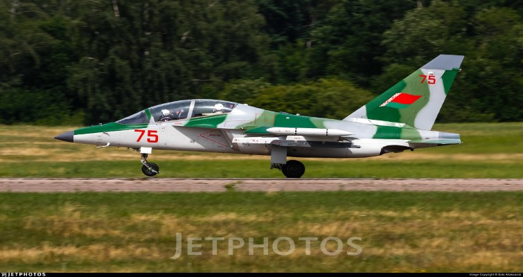 Yak-130 là huấn luyện cơ/máy bay tấn công hạng nhẹ, được Nga thiết kế và sản xuất. Loại huấn luyện cơ phản lực này được ra đời để thay thế cho dòng L-39 trước đây.