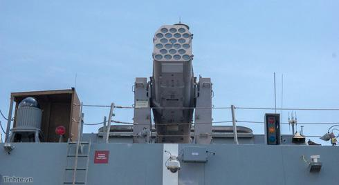 Ngoài ra tàu còn có 2 pháo bắn nhanh Mk44 Bushmaster II cỡ 30mm, hệ thống tên lửa phòng không tầm thấp RIM-116 có tầm bắn hiệu quả 9km.