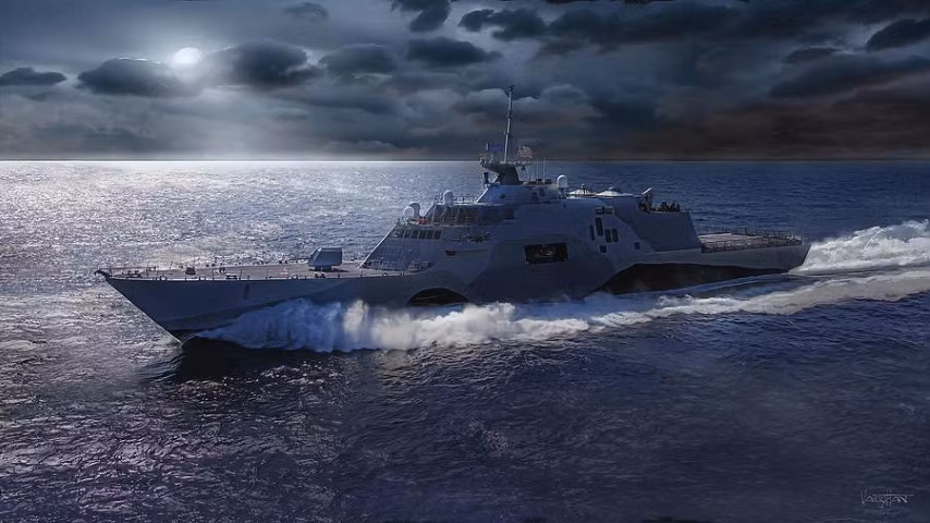 Thiết kế nguyên gốc của lớp Freedom chỉ có thủy thủ đoàn chỉ 40 người, đây là một phần nguyên nhân khiến chi phí bảo dưỡng tăng cao, do các nhà thầu dân sự phải làm nhiều công việc hơn khi tàu lên ụ bảo dưỡng, thay vì những đầu việc mà thủy thủ có thể thực hiện trong quá trình làm nhiệm vụ.