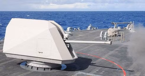 Chiến hạm lớp Freedom được các bị các loại vũ khí hiện đại bao gồm pháo hạm Mk 110 57mm với tầm bắn 14km, tốc độ bắn 220 phát/phút.