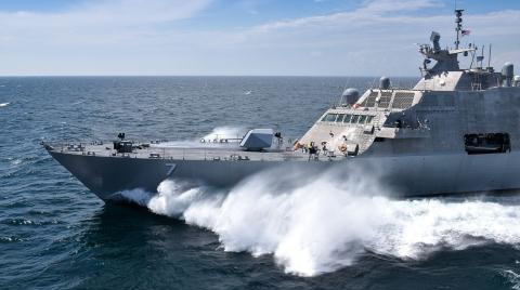 Do là loại tàu chiến đấu ven bờ, USS Freedom được thiết kế với các đặc điểm: nhỏ, nhanh, linh hoạt; dựa trên các module có thể thay thế; chi phí hợp lý; đa nhiệm; có khả năng tàng hình; liên kết với hệ thống quản lý tác chiến thống nhất.