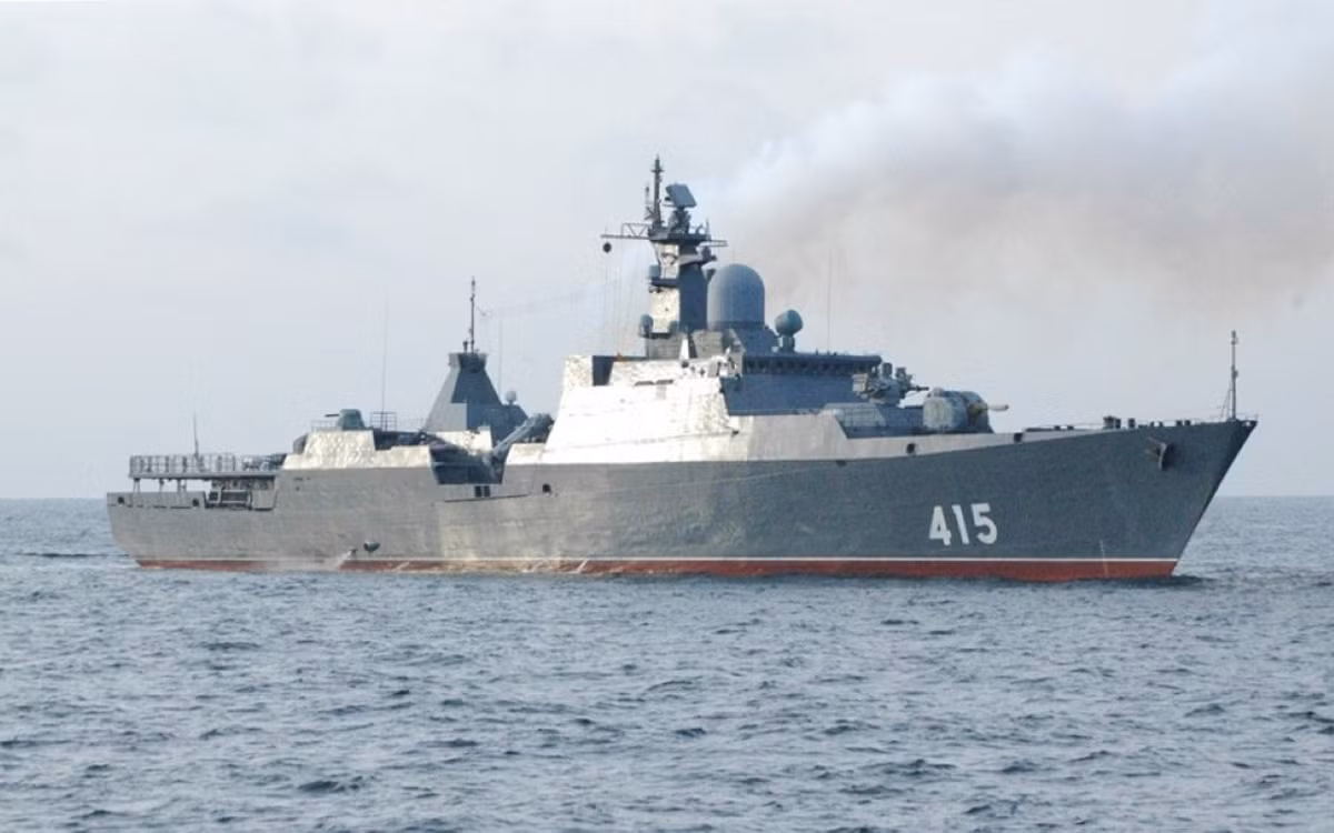 Cụ thể, khi ở khoảng cách đủ lớn, màu sơn xám sẽ giúp tàu chiến khó bị nhìn thấy hơn, đặc biệt là khi ở sát với đường chân trời, màu sơn xám sẽ khiến tàu chiến gần như "tàng hình" khỏi mắt người.