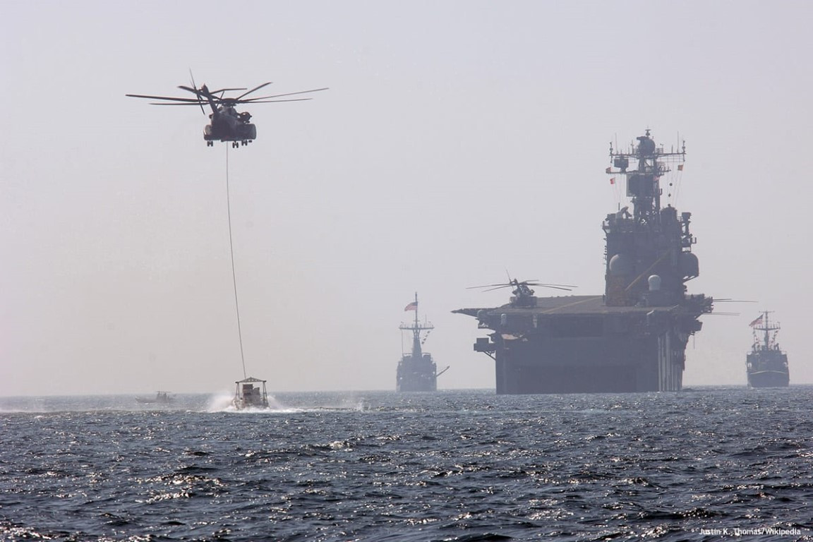 Do có rất nhiều tàu chiến được sơn màu ghi, việc phân biệt quốc tịch của các tàu chiến này trên hải phận quốc tế, thường dựa vào hệ thống liên lạc, hoặc kiểu dáng của tàu.