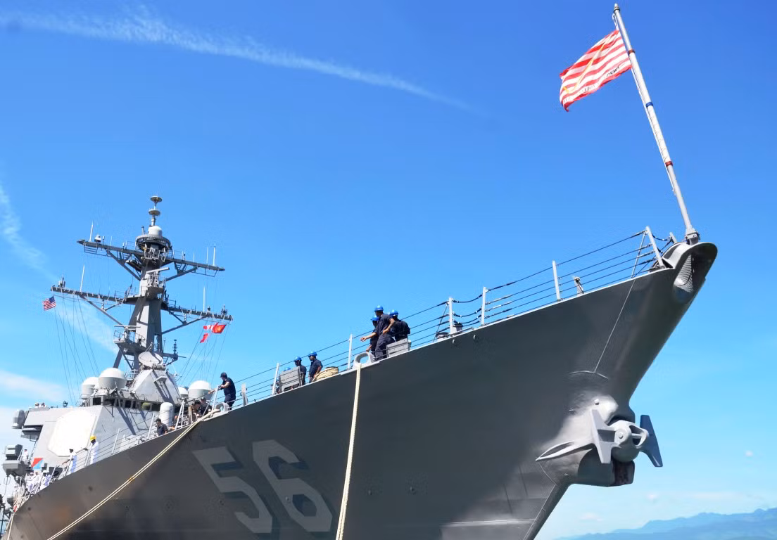 Màu sơn đỏ trên sàn tàu chiến Nga, còn đóng vai trò chống ăn mòn, giúp tăng độ bền của tàu khi hoạt động liên tục trong điều kiện thời tiết khắc nghiệt.