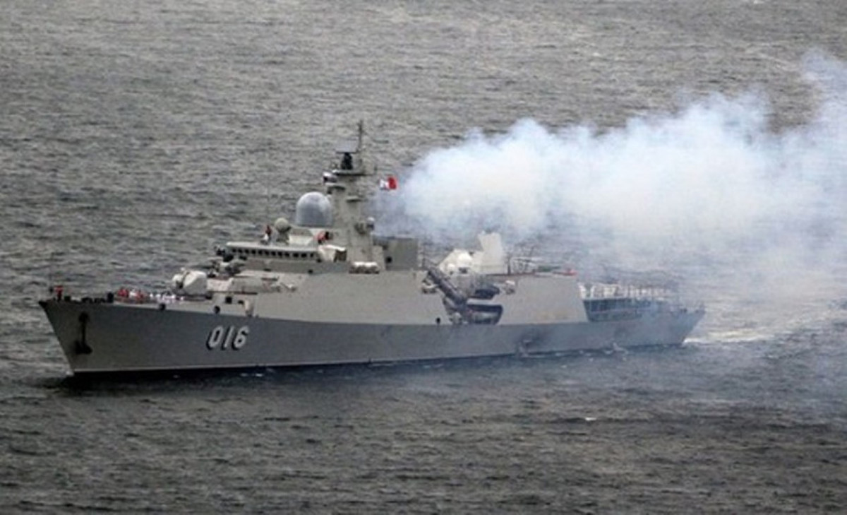 Tuy nhiên với công nghệ ngày nay, việc phân biệt tàu chiến của các quốc gia cũng đã đơn giản hơn rất nhiều do có máy móc hỗ trợ. Ở thời điểm hiện tại, các tàu chiến cỡ lớn cũng thường "nhìn" thấy nhau qua radar từ sớm, thay vì phải cố "căng mắt" tìm kiếm nhau ở đường chân trời như trong quá khứ. Nguồn ảnh: Pinterest.