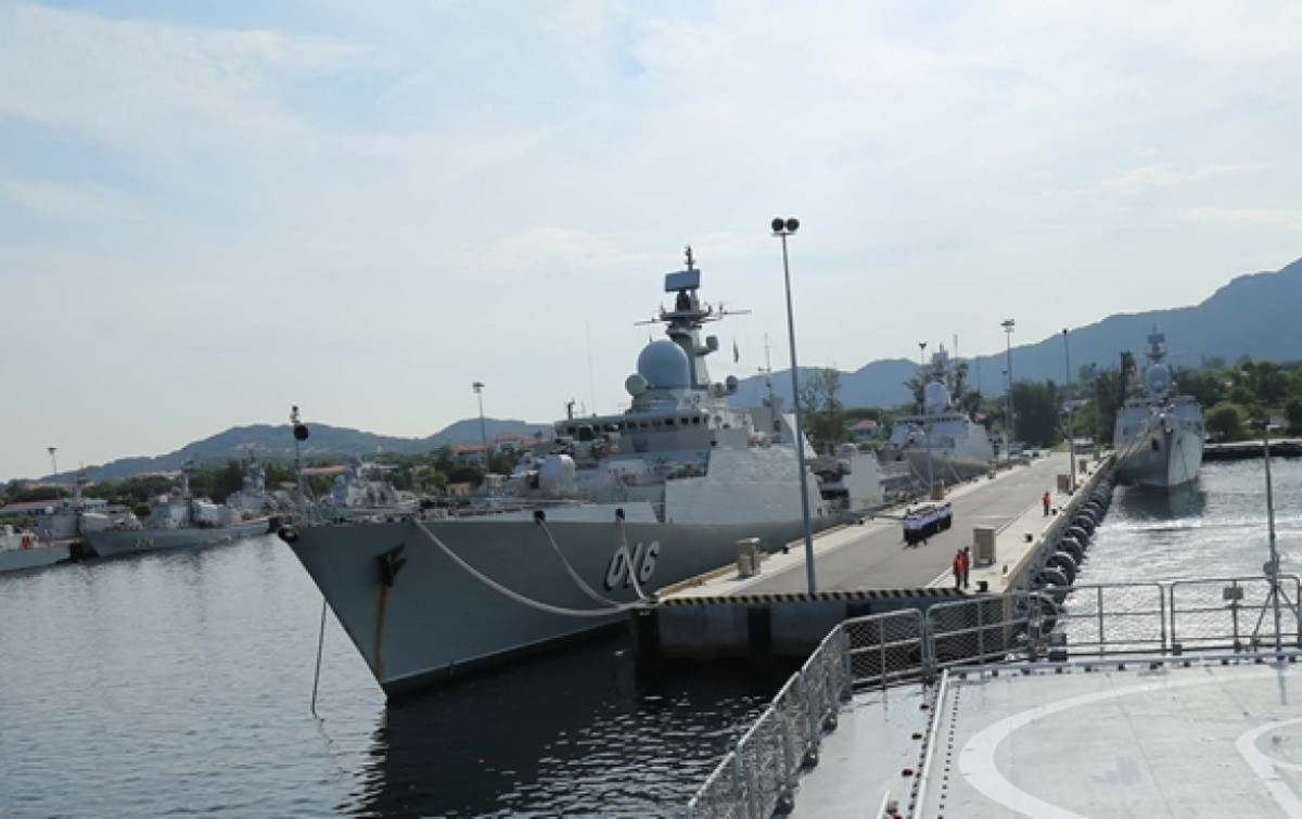 Trong điều kiện thời tiết có sương mù, màu sơn xám cũng sẽ khiến những tàu chiến lẩn tránh trong sương tốt hơn, tránh bị phát hiện từ khoảng cách xa.