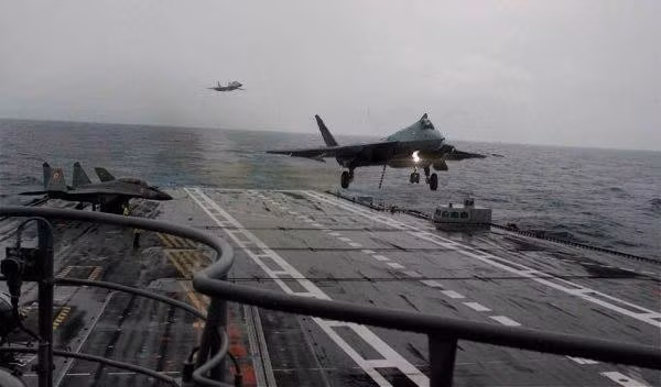 Trong bối cảnh trên, đã xuất hiện thông tin cho rằng Hải quân Nga đang chuẩn bị kế triển khai trên con tàu này một nhóm chiến đấu cơ tàng hình Su-57 nhằm nâng cao năng lực cho phi đội tiêm kích hạm hiện có.