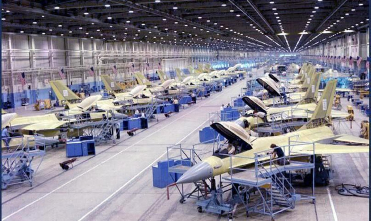 Lockheed Martin đã giành được hợp đồng trị giá 14 tỷ USD. Đến năm 2026, dây chuyền sản xuất sẽ được sử dụng để sản xuất 128 tiêm kích chiến đấu F-16 mới cho các khách hàng nước ngoài, gồm Bahrain, Slovakia, Bulgaria và Đài Loan. (Trung Quốc)