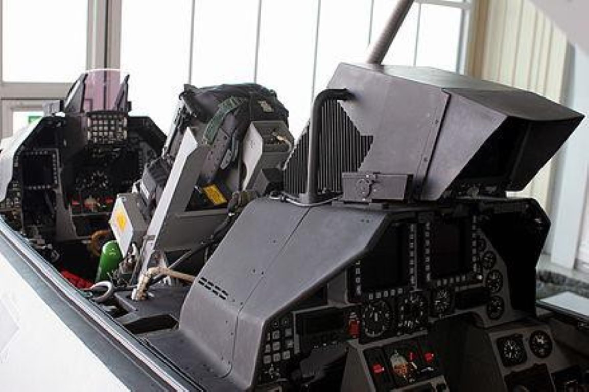 Phối hợp với màn hình trên mũ phi công kỹ thuật cao (JHMCS II), người điều khiển có thể dễ dàng khai hỏa tên lửa AIM-9X Sidewinder cũng như nhiều loại vũ khí khác.