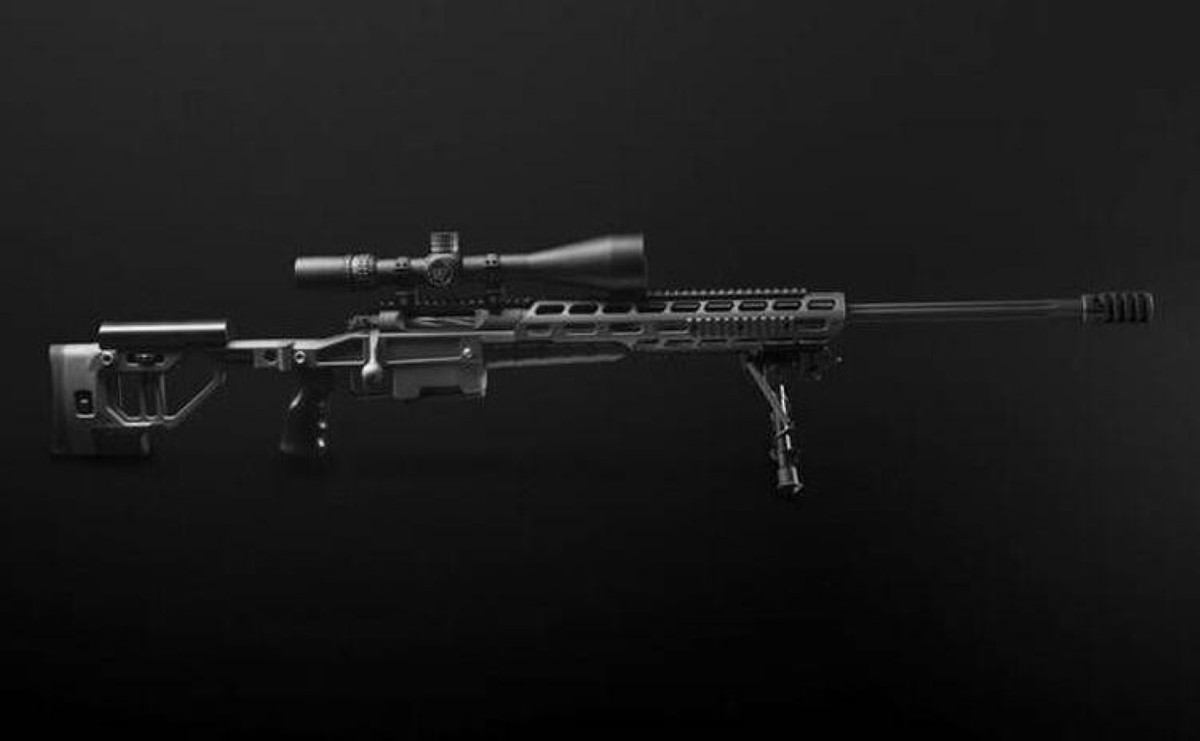 Các chi tiết của súng được làm bằng thép không gỉ, nòng súng được gắn một cách tự do và được khắc rãnh bên ngoài để tăng khả năng tản nhiệt, đầu nòng súng có tích hợp bộ phận chống giật nhưng có thể tháo ra để gắn bộ phận chống giật khác hiệu quả hơn nếu có.