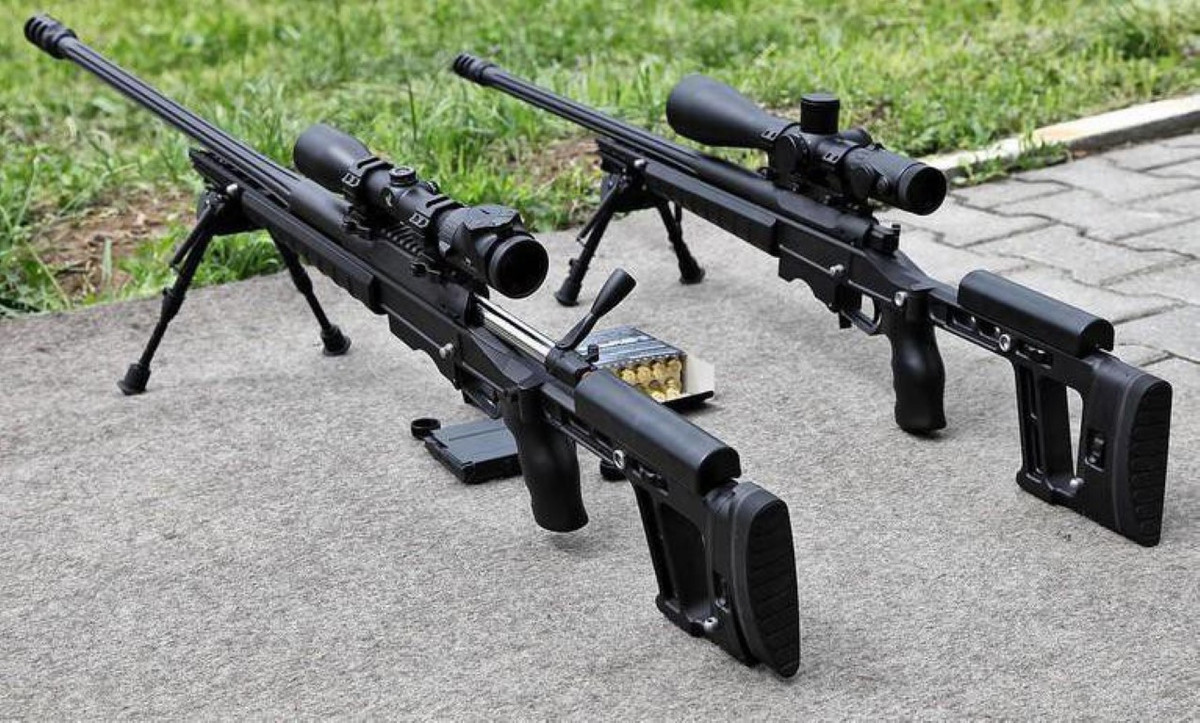 Tùy theo yêu cầu của khách hàng, súng có thể được làm thích hợp với người thuận tay phải hoặc tay trái.